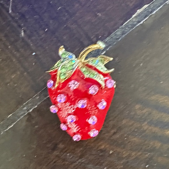 🎈🎈5 for $15 🎈🎈Red Strawberry Brooch with Pink Accents - Picture 1 of 2